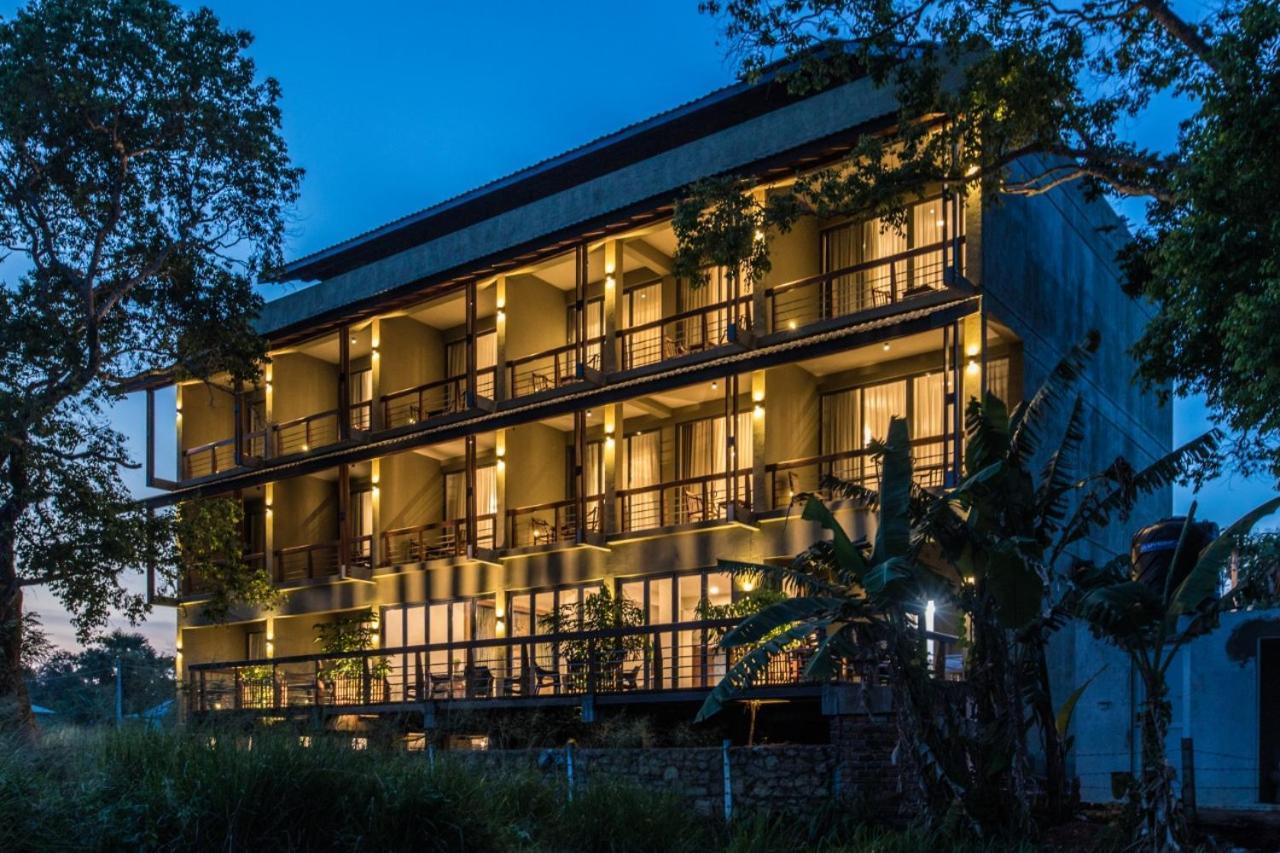 Manthila Hotel Anuradhapura Exterior photo